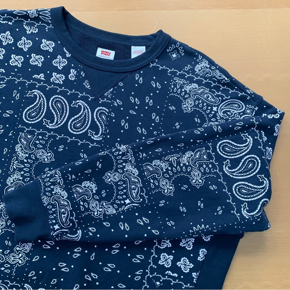 Levi’s Unisex Navy Crewneck Sweatshirt 100% Cotton – Cozy Paisley